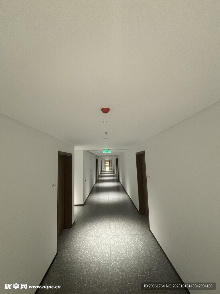 空旷走廊内部场景