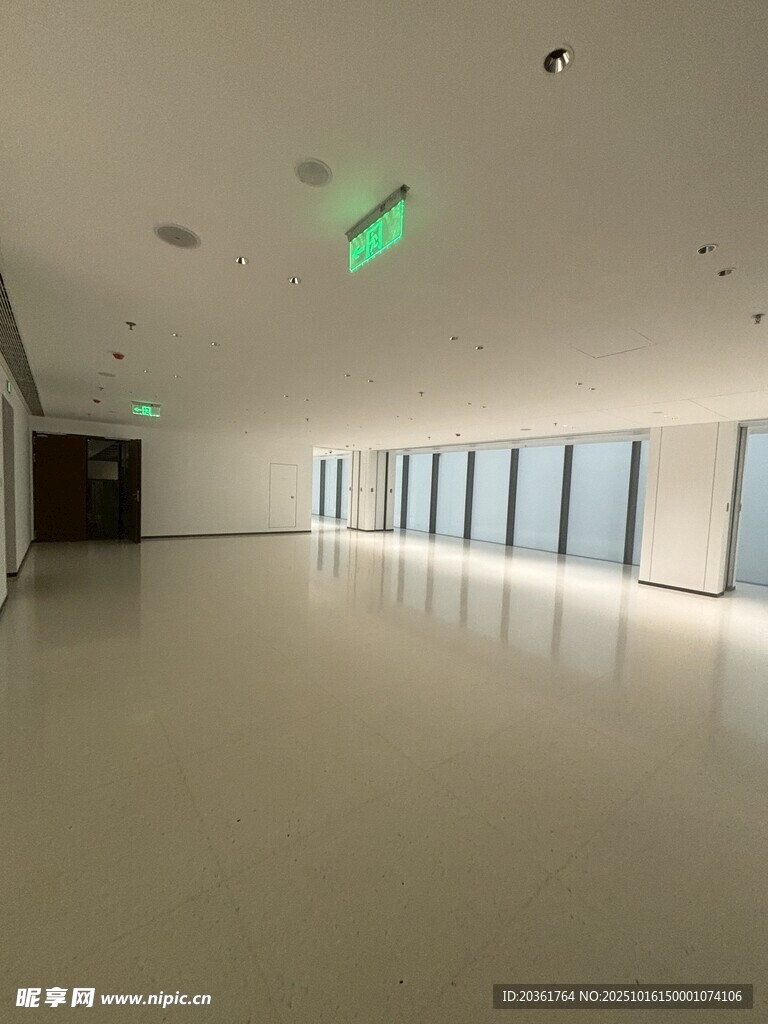 空旷现代风格室内走廊空间