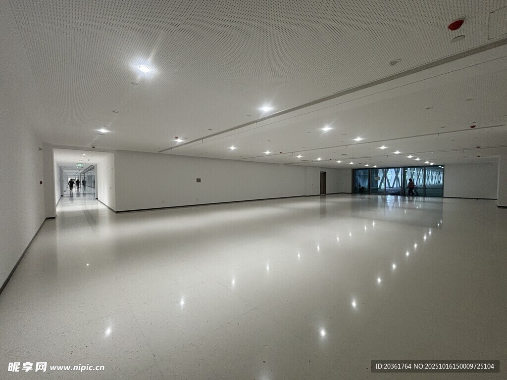 空旷现代的室内大厅空间