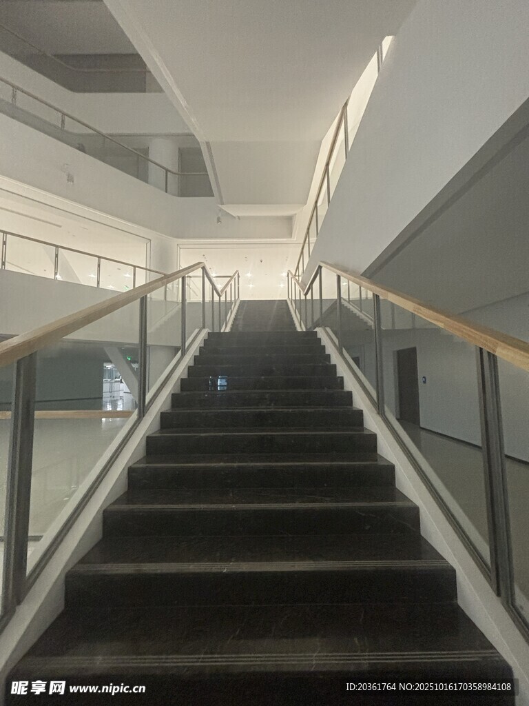 现代建筑内的空旷楼梯