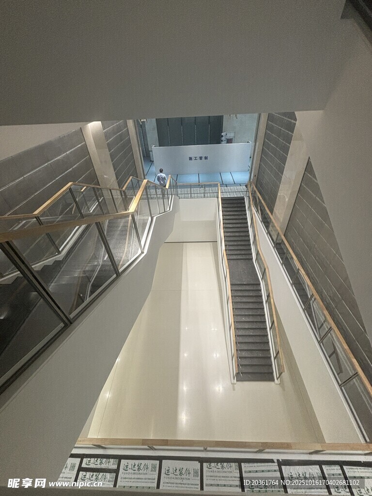 现代室内自动扶梯景观
