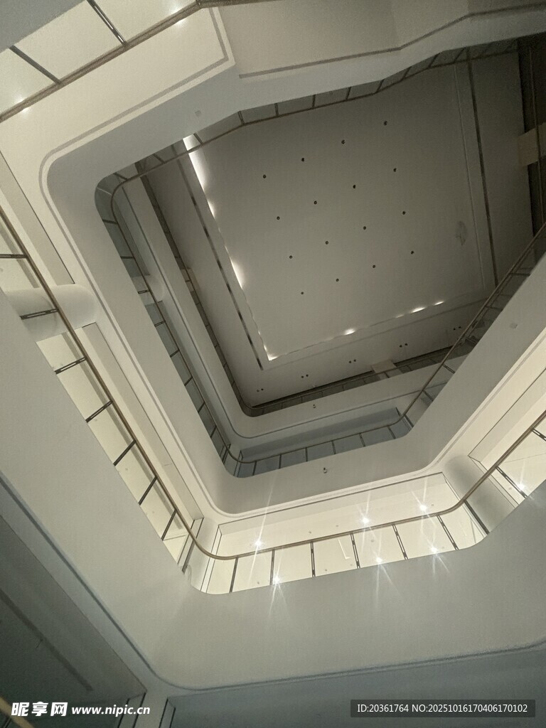 俯瞰多层建筑内部空间