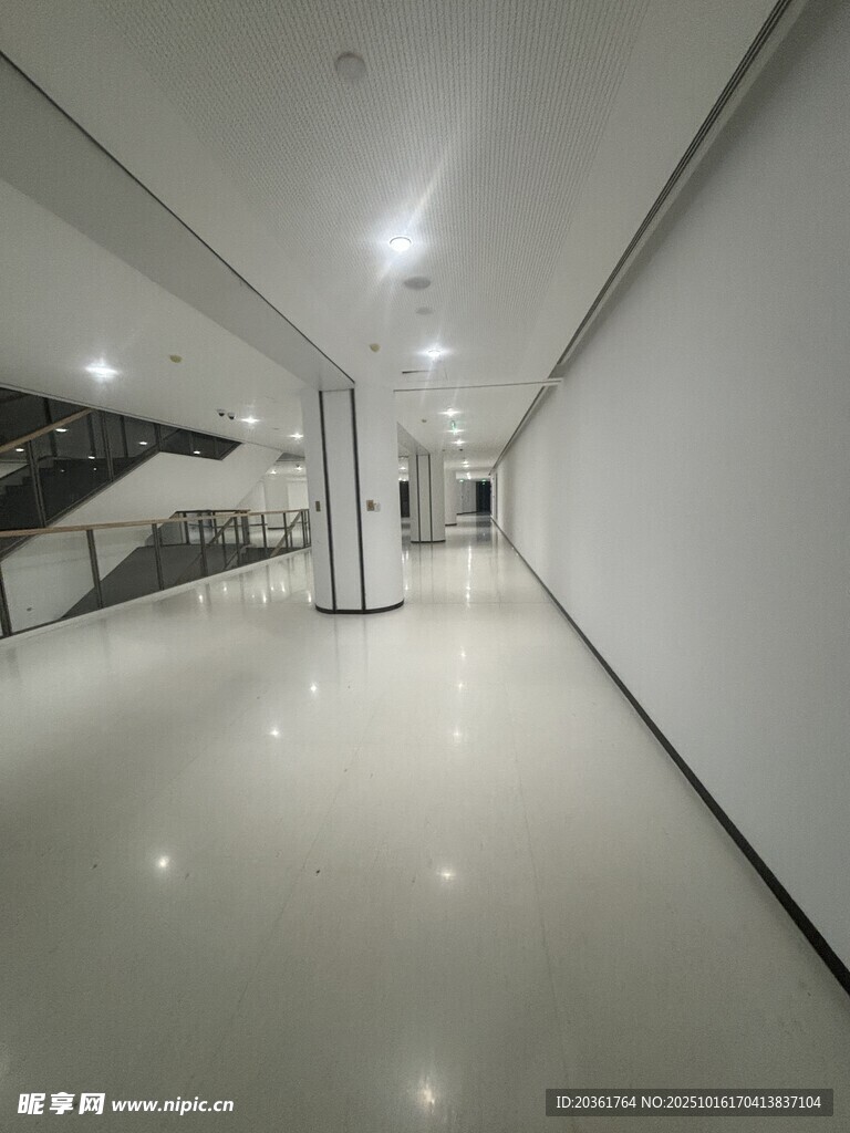 空旷明亮的现代化走廊
