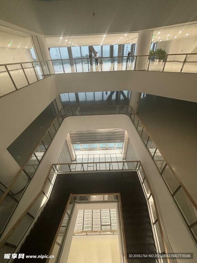 现代多层建筑内部空间