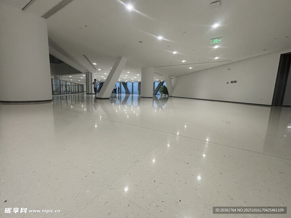 现代宽敞的室内走廊空间