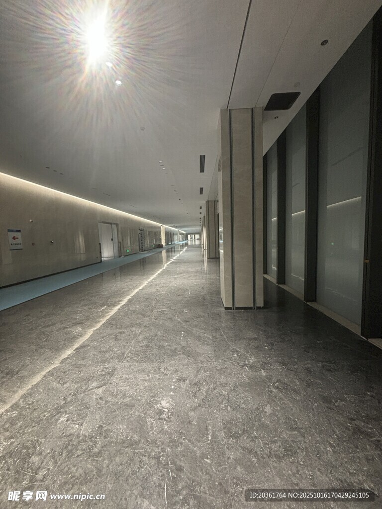 现代空旷走廊空间场景