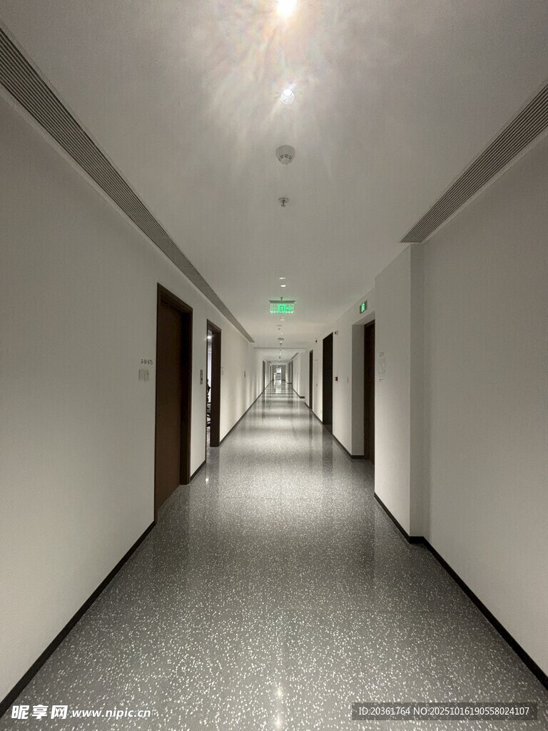 空旷走廊场景