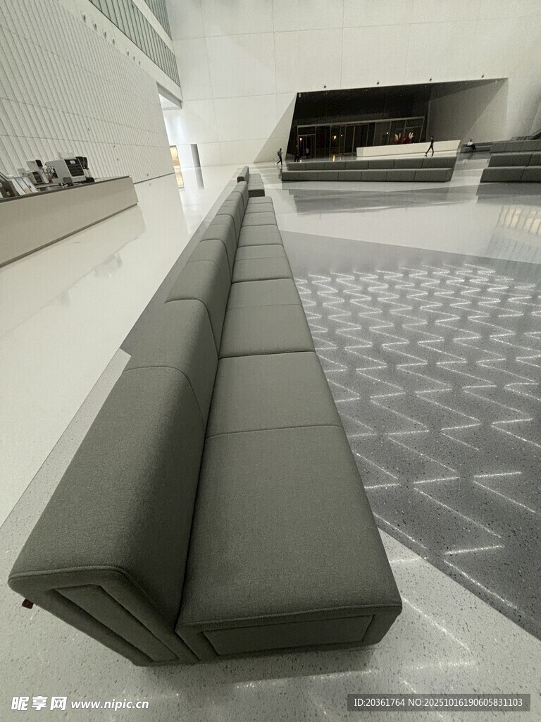 现代简约风格长条灰色沙发