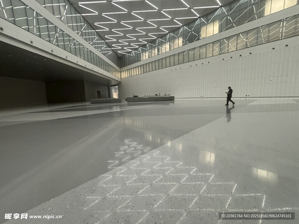 空旷现代建筑内的独行者