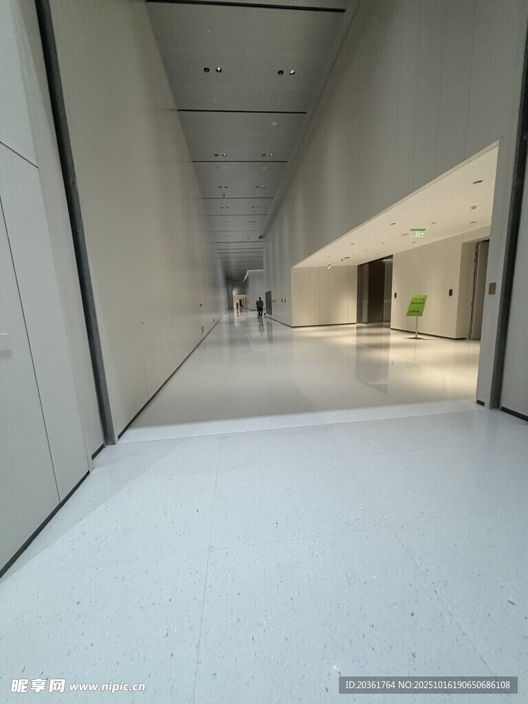 现代简约风格空旷走廊