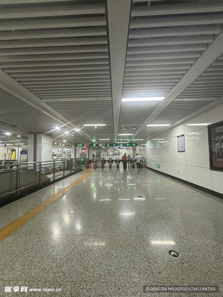空旷整洁的室内走廊空间