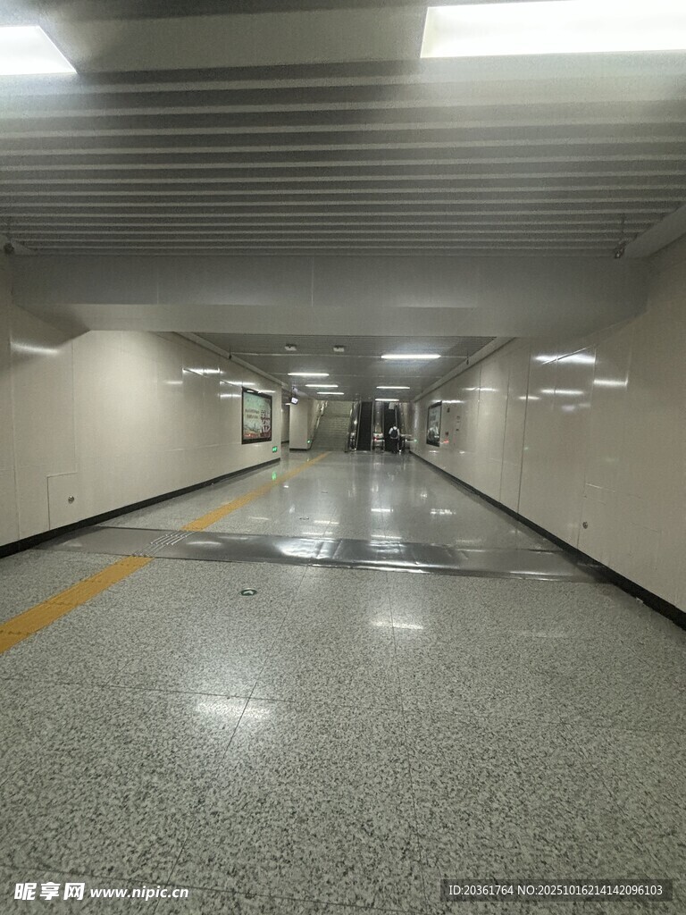 空旷地下通道内部场景