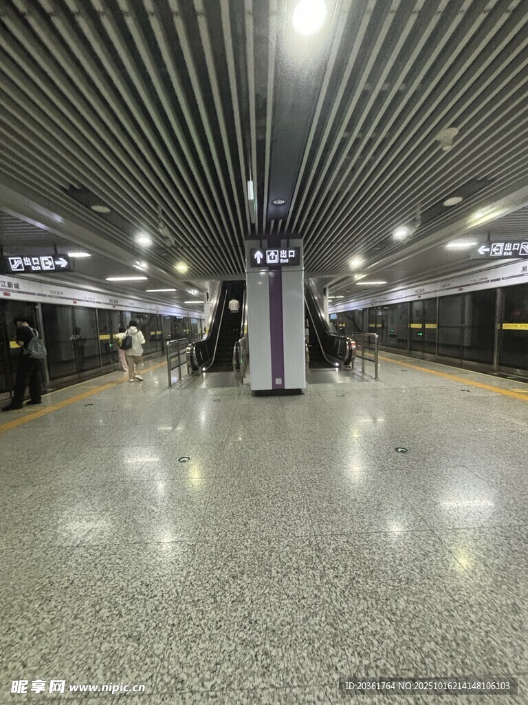 现代地铁站内空旷场景