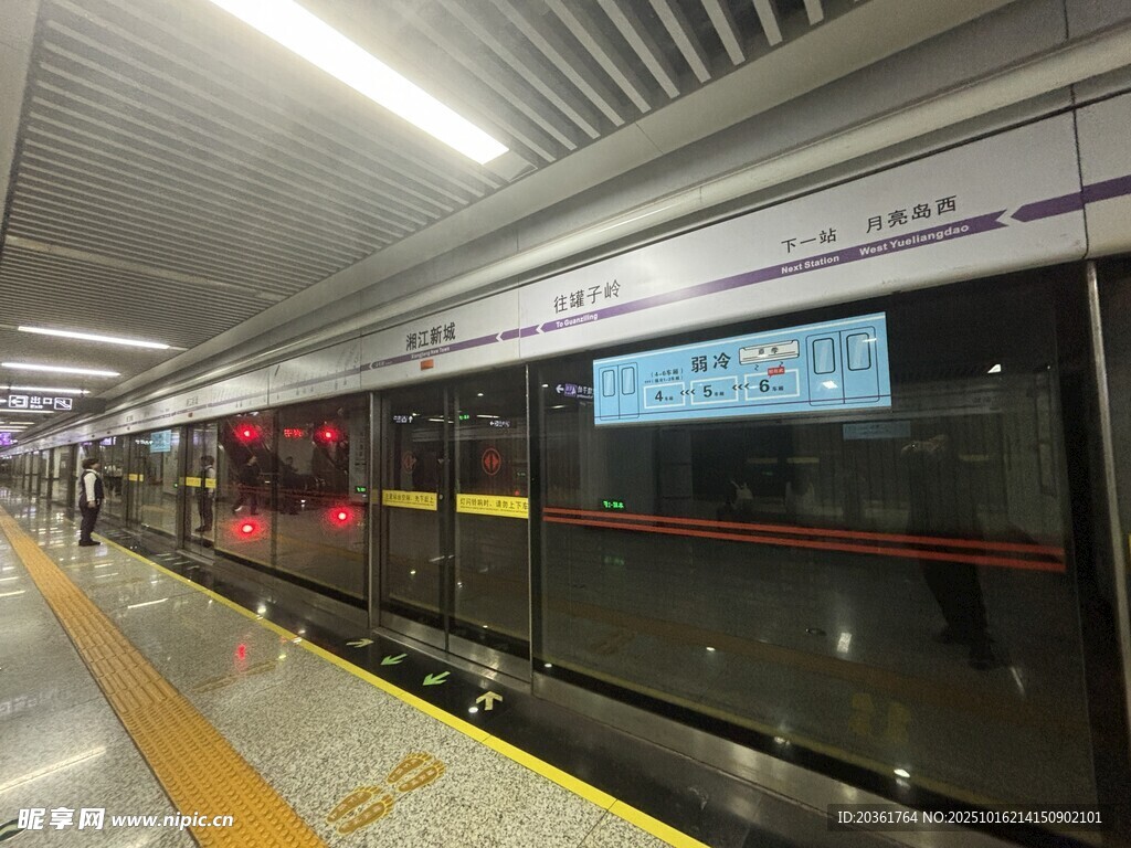 地铁站内列车停靠场景