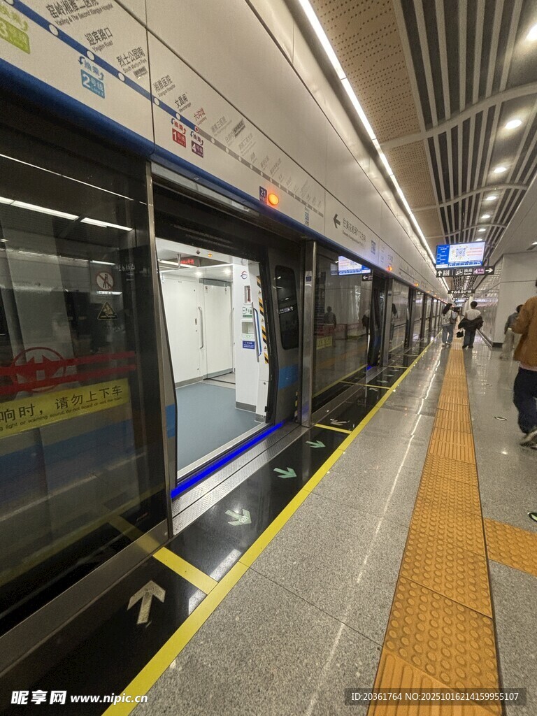 地铁站台列车停靠瞬间