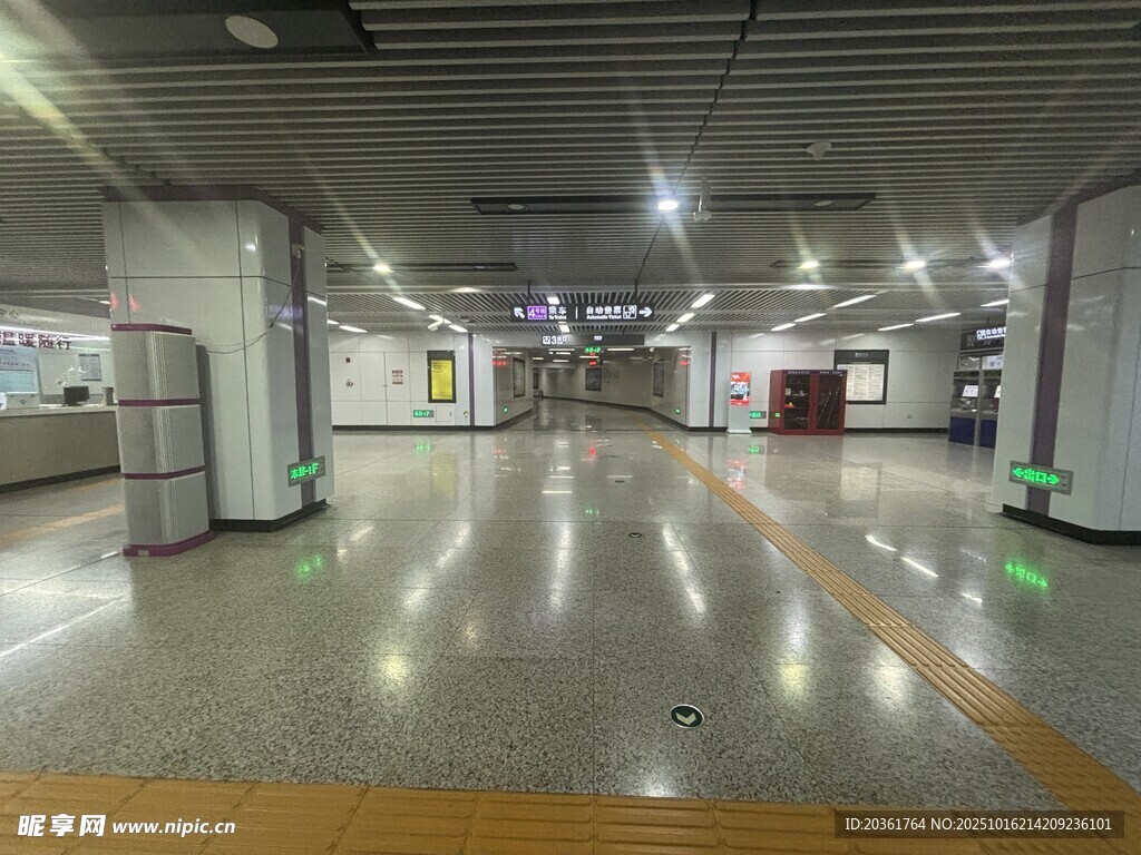 空旷整洁的地下通道空间