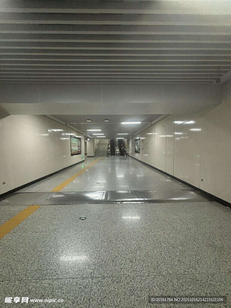 空旷地下通道内部场景