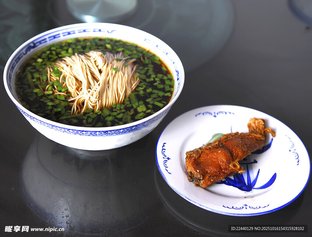 鸡汤面配炸物