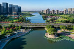 城市河畔风光与桥梁景致