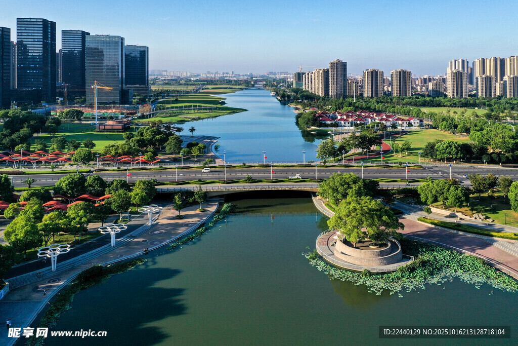 城市河畔风光与桥梁景致