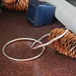 银质圆环与松果装饰摆件