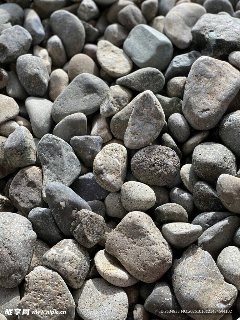一堆形态各异的鹅卵石