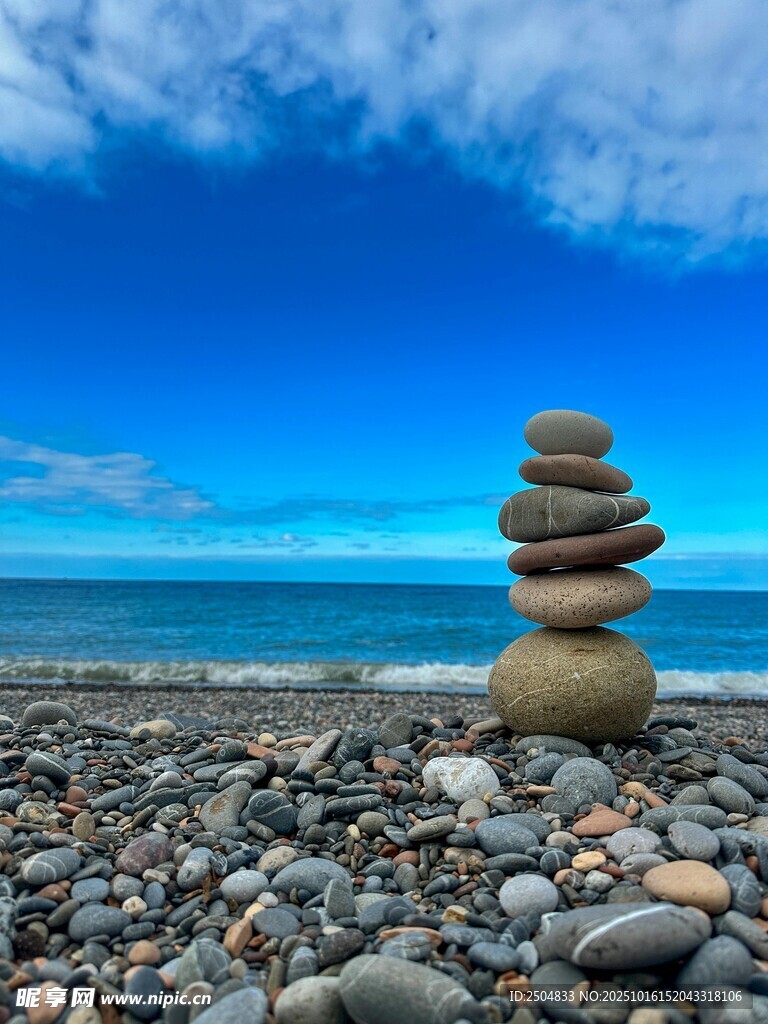 海边石堆 静谧自然之景