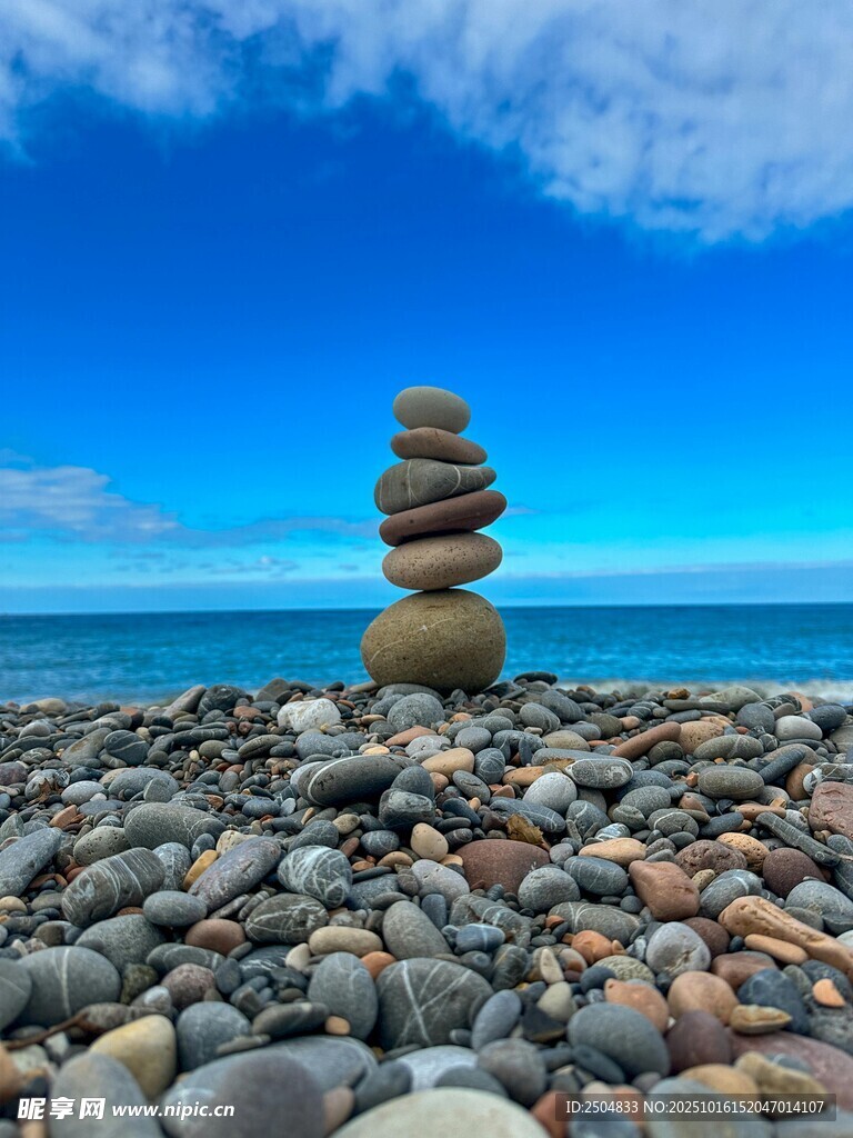 海边石堆 静谧自然之景