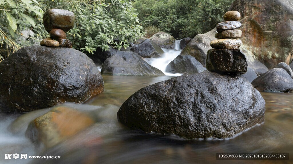 溪边叠石 静谧自然之景