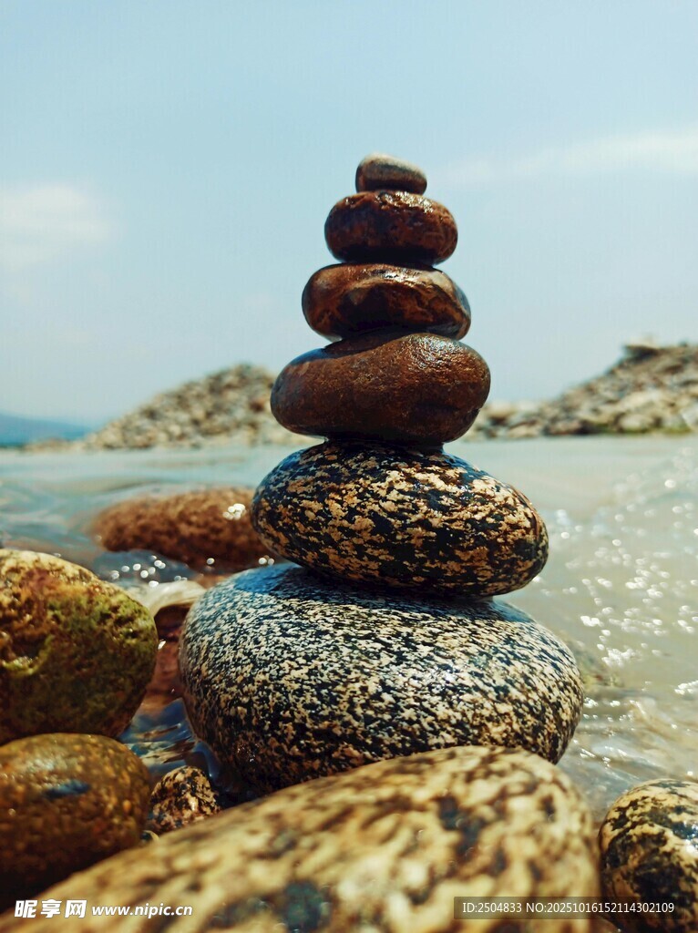 海边堆叠的多彩平衡石