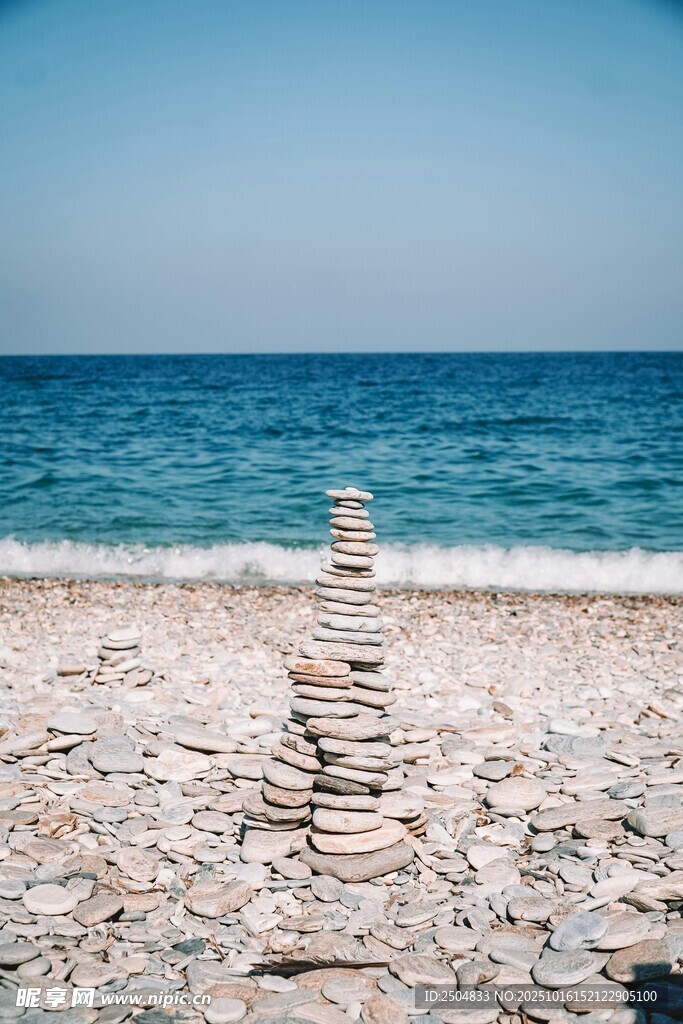 海边石堆 静谧的自然景致