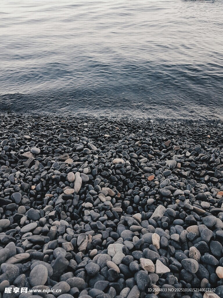海边的鹅卵石滩