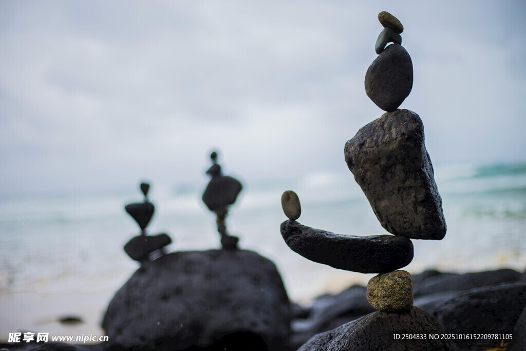 海边石堆平衡艺术景观