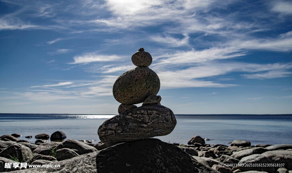 海边石堆平衡艺术景观