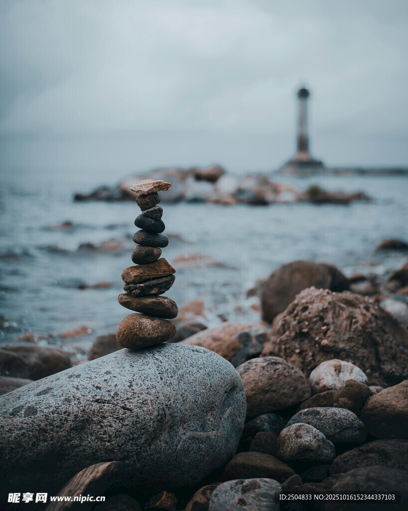 海边石堆与远方灯塔