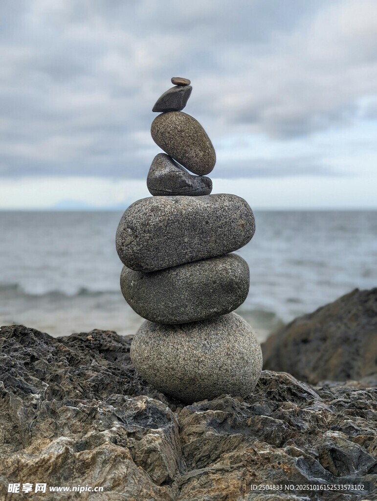 海边堆叠的平衡石景观