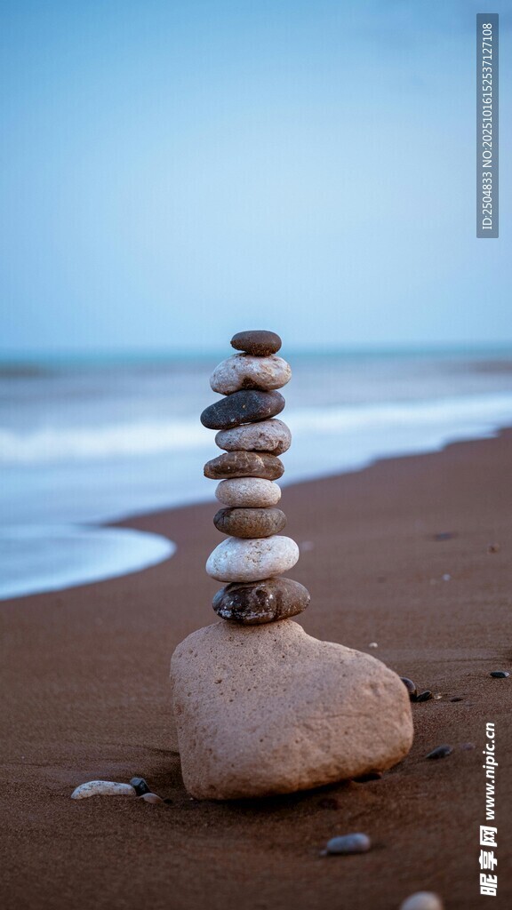 海边堆叠的平衡石景观