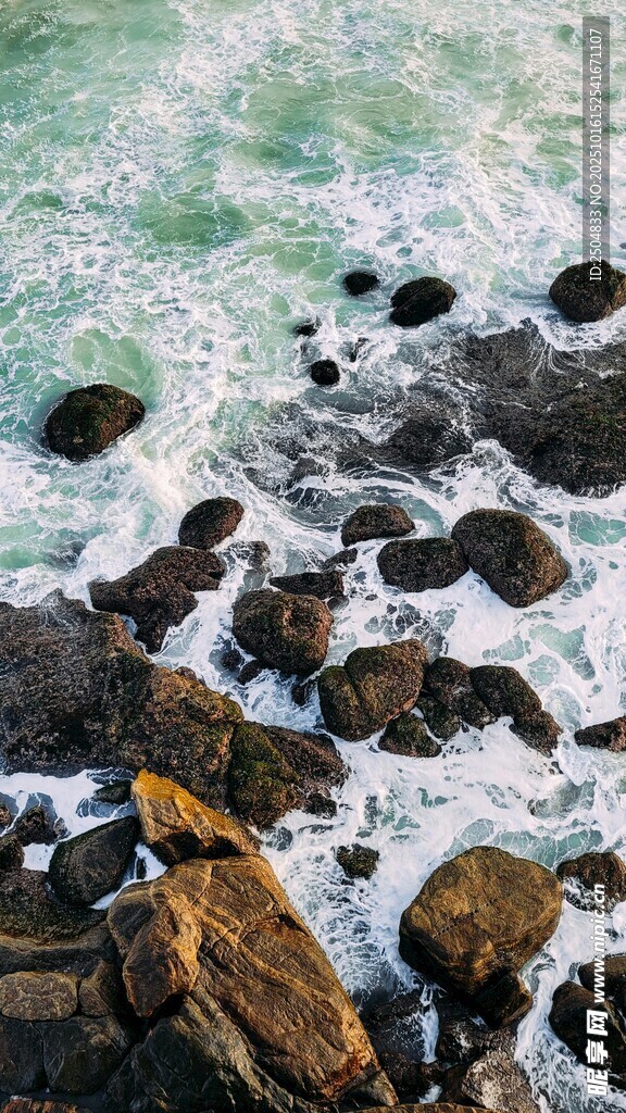 海浪拍打礁石的壮丽景象