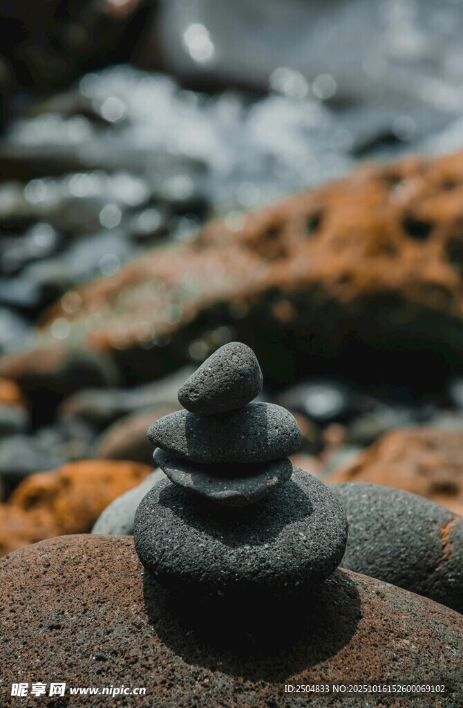 海边堆叠的静谧黑石