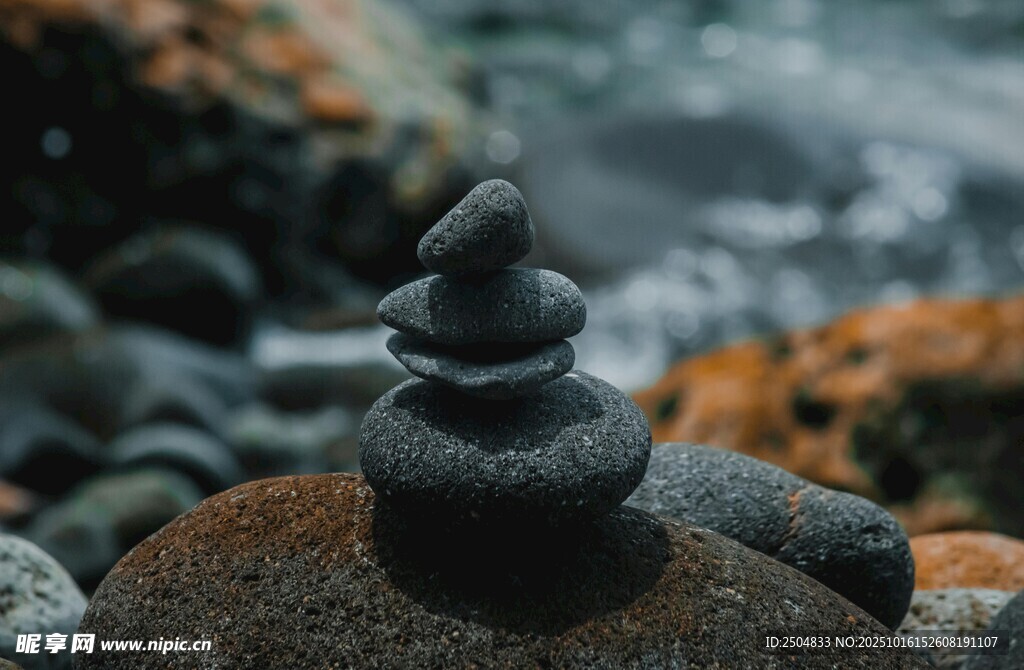 海边石堆造型的禅意景观