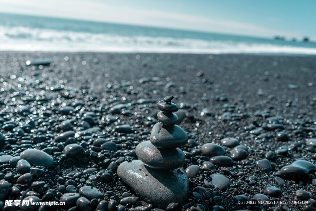 海边黑石上的小巧石堆