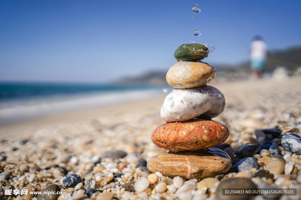 海滩上的石头平衡艺术