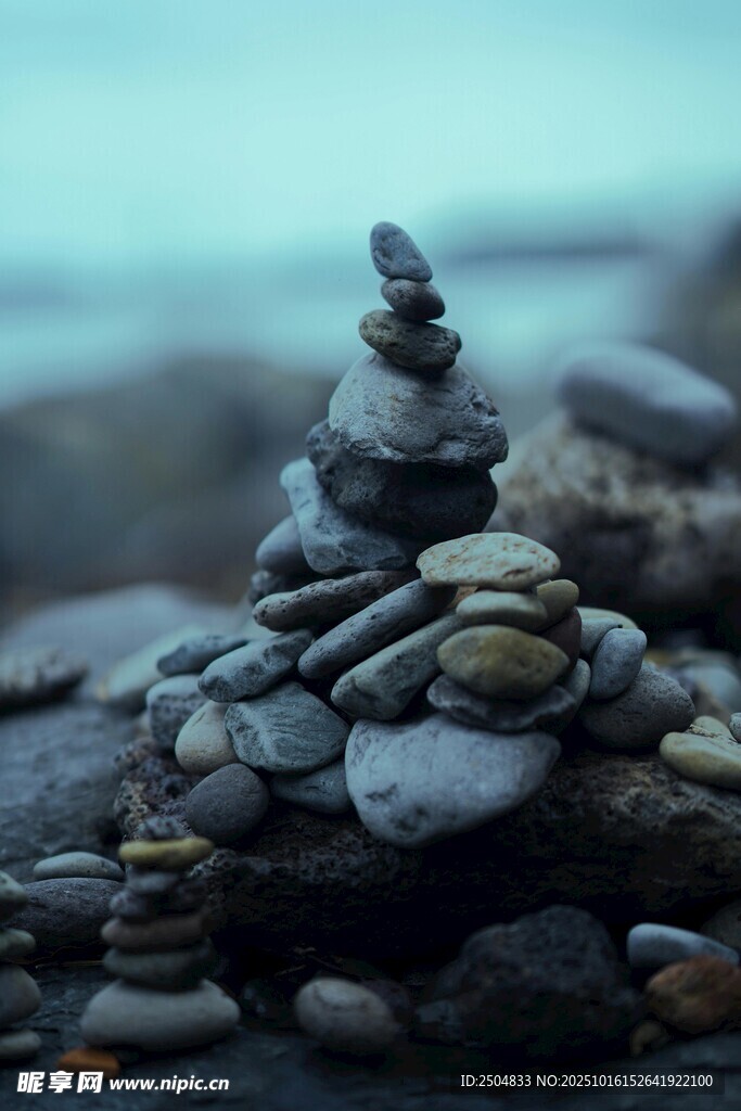 海边堆叠的鹅卵石小塔