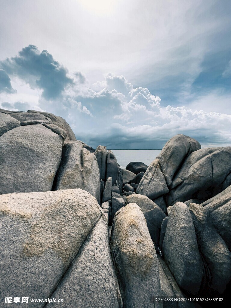海边嶙峋巨石与蓝天白云