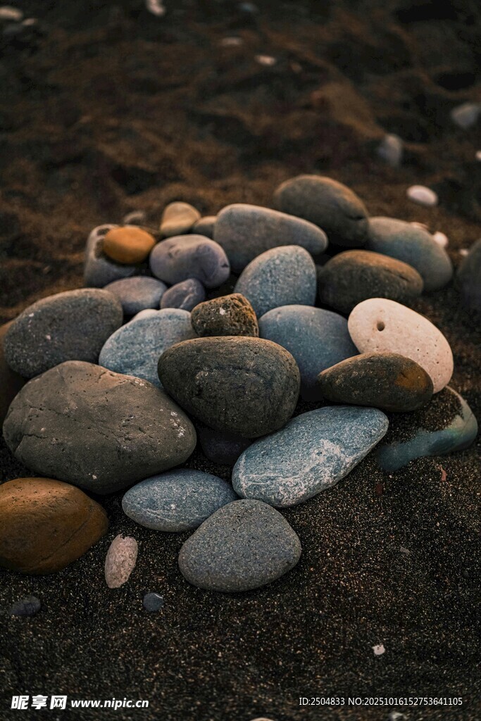 海边形态各异的鹅卵石