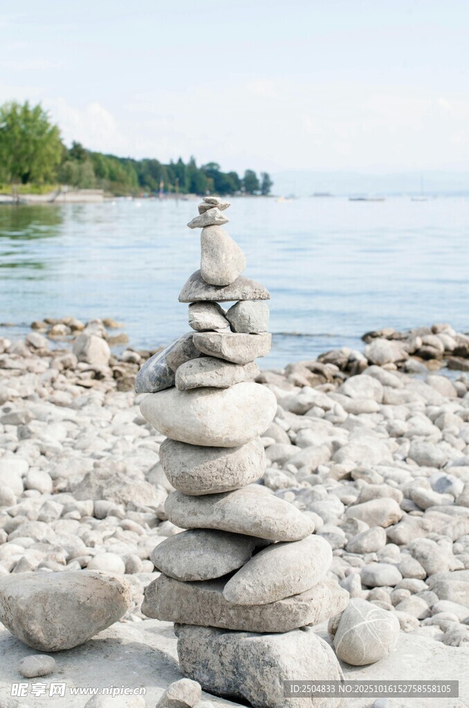 海边堆叠的平衡石塔