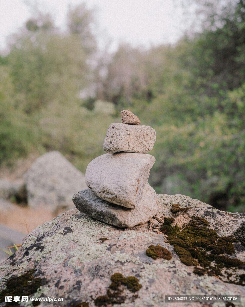石上堆叠的静谧小景