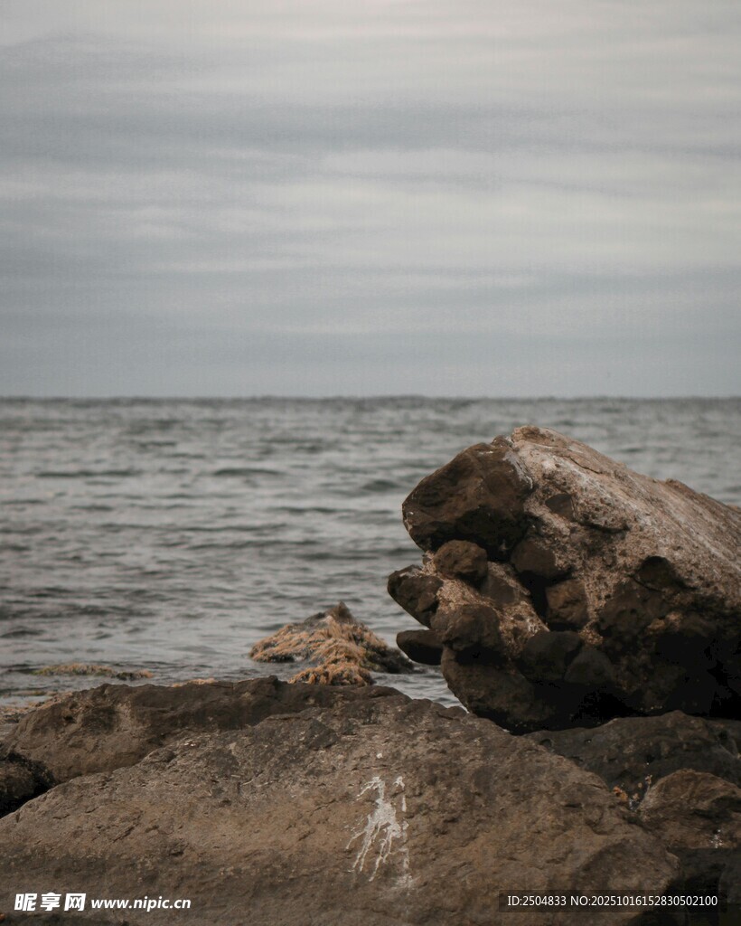海边礁石 静谧自然景致