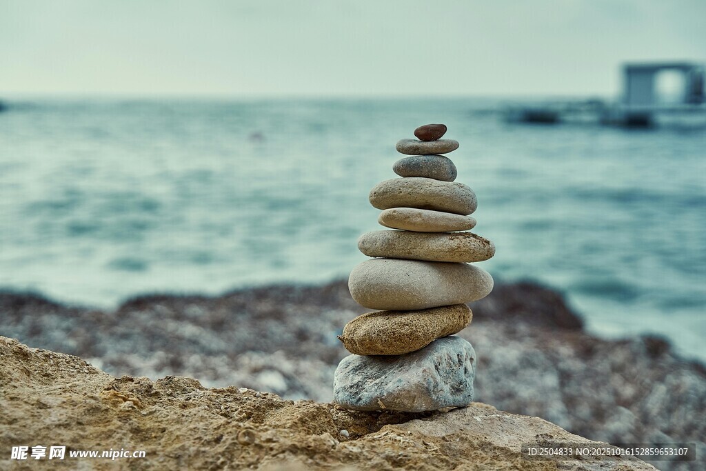 海边堆叠的平衡石景观