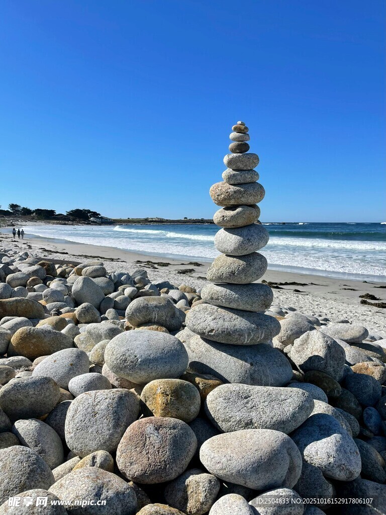 海边石堆 自然与平衡之美